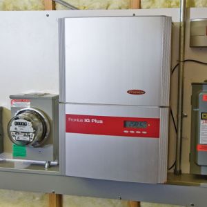 Invertoare fotovoltaice monofazate IG Plus 35 Fronius cu trei module de alimentare